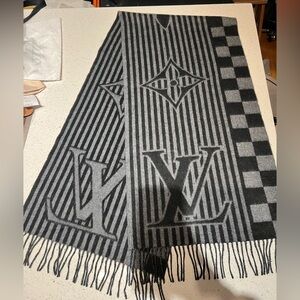 $1,100 Louis Vuitton gray cashmere LV graphical large scarf 16 x 64